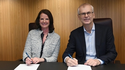 Tina Todnem and Øystein Thøgersen signing the deal